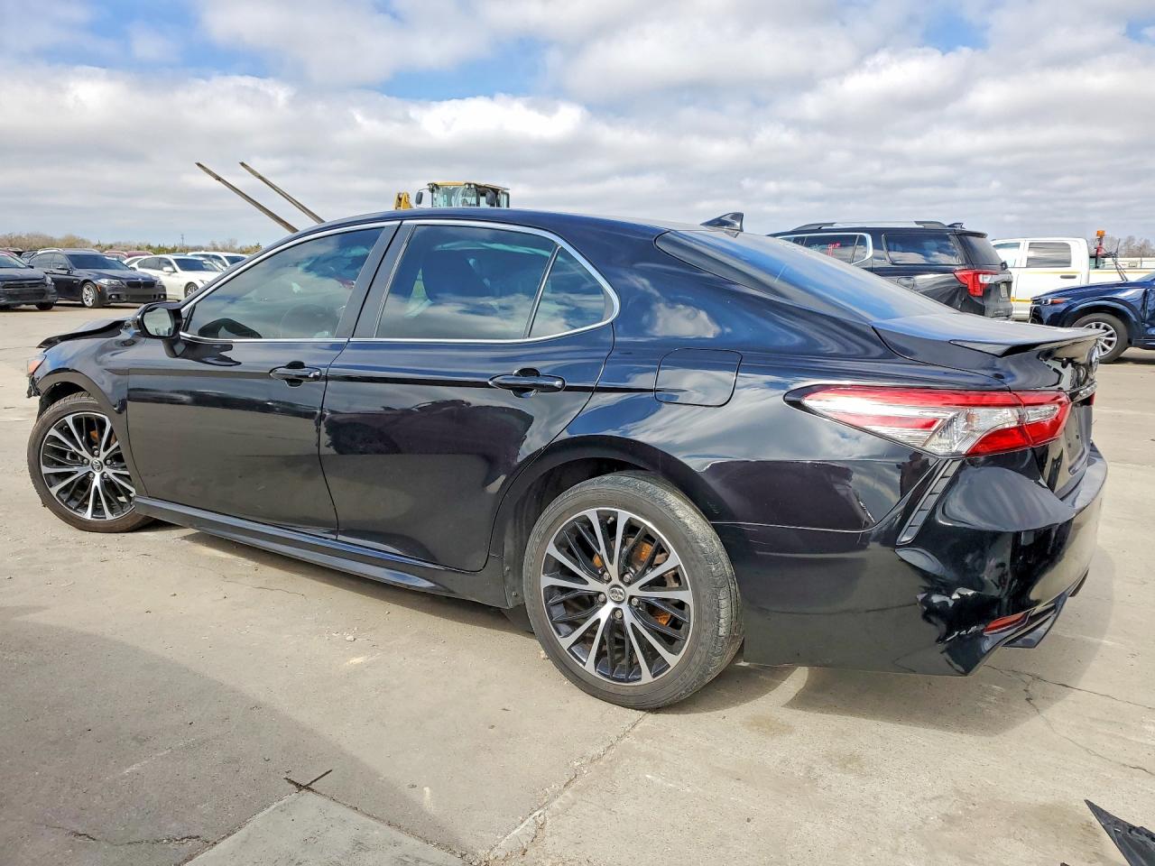 2019 TOYOTA CAMRY SE photo 2