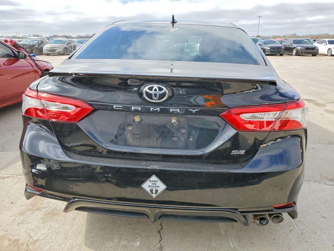2019 TOYOTA CAMRY SE photo 6