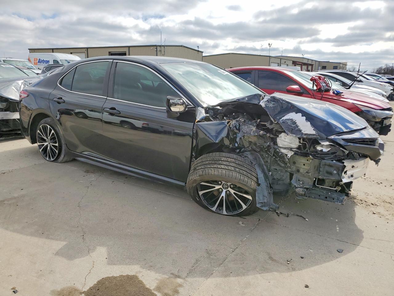 2019 TOYOTA CAMRY SE photo 4
