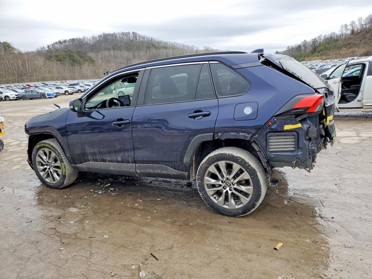 2022 TOYOTA RAV4 XLE PREMIUM photo 2