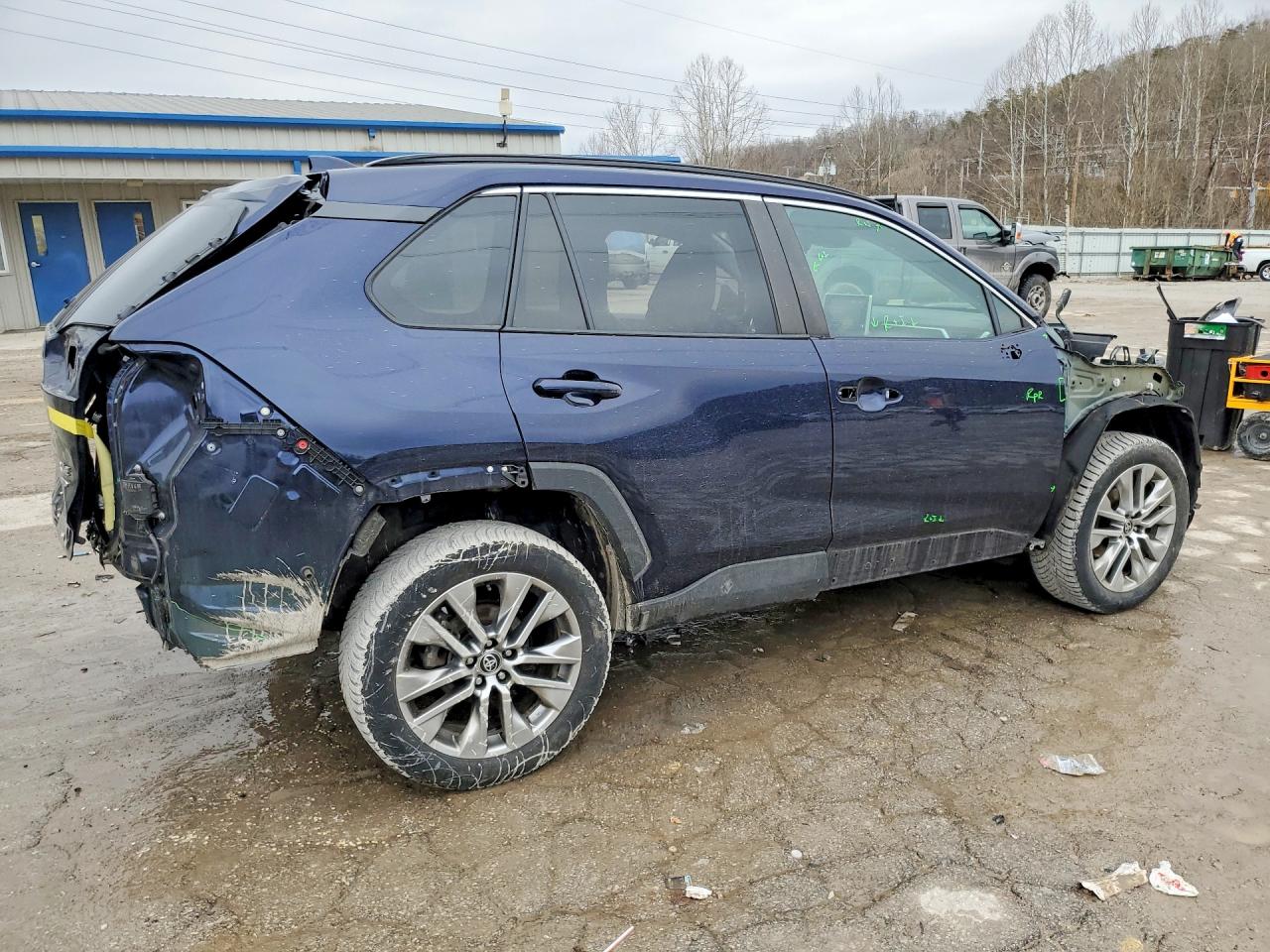 2022 TOYOTA RAV4 XLE PREMIUM photo 3