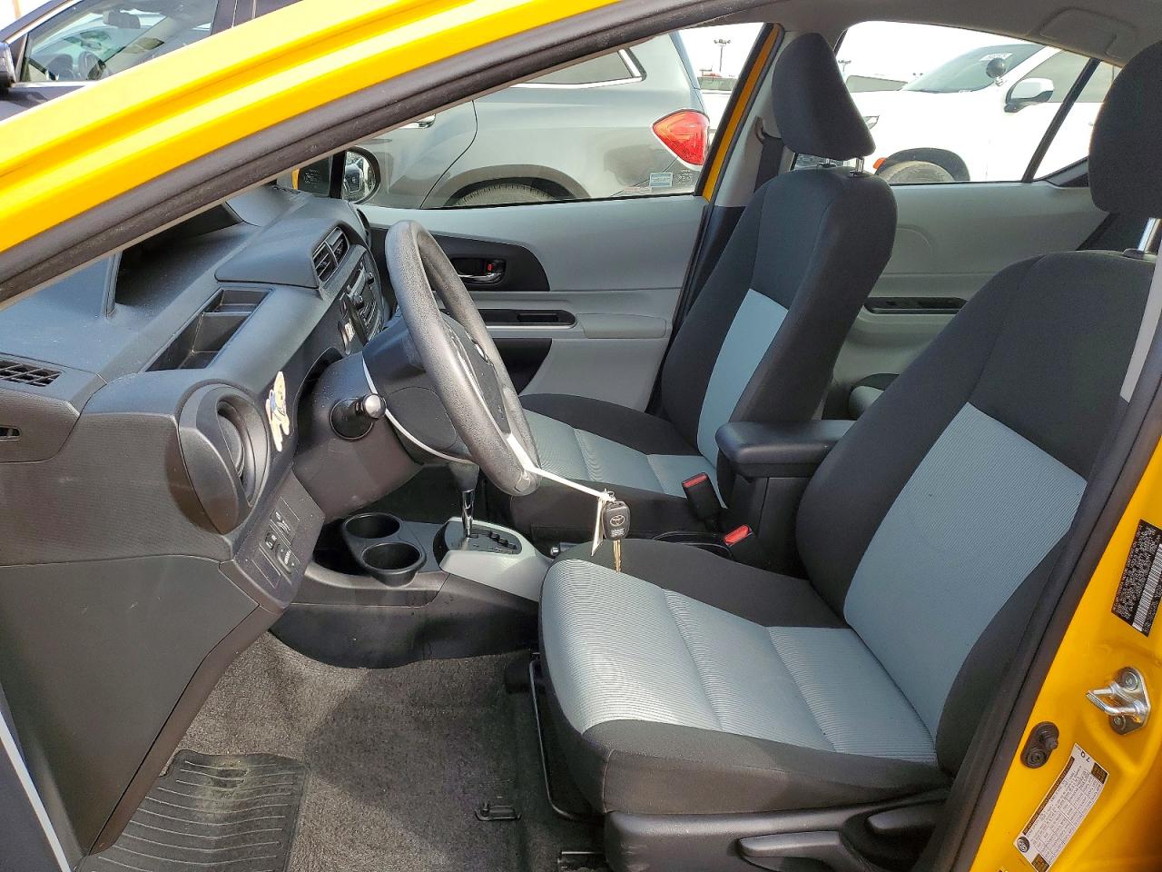 2014 TOYOTA PRIUS C photo 7
