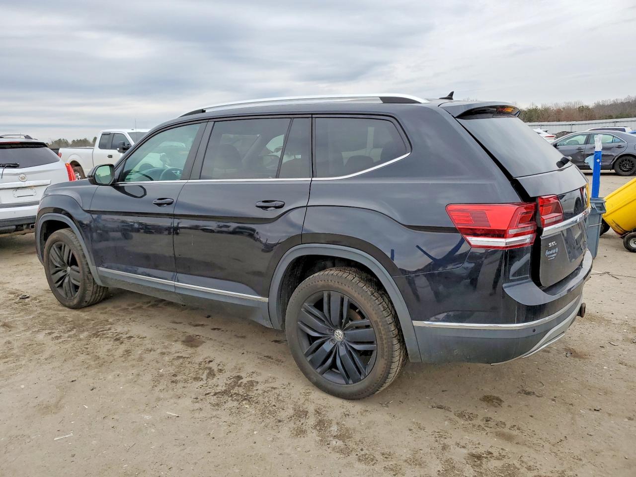 2018 VOLKSWAGEN ATLAS SEL photo 2