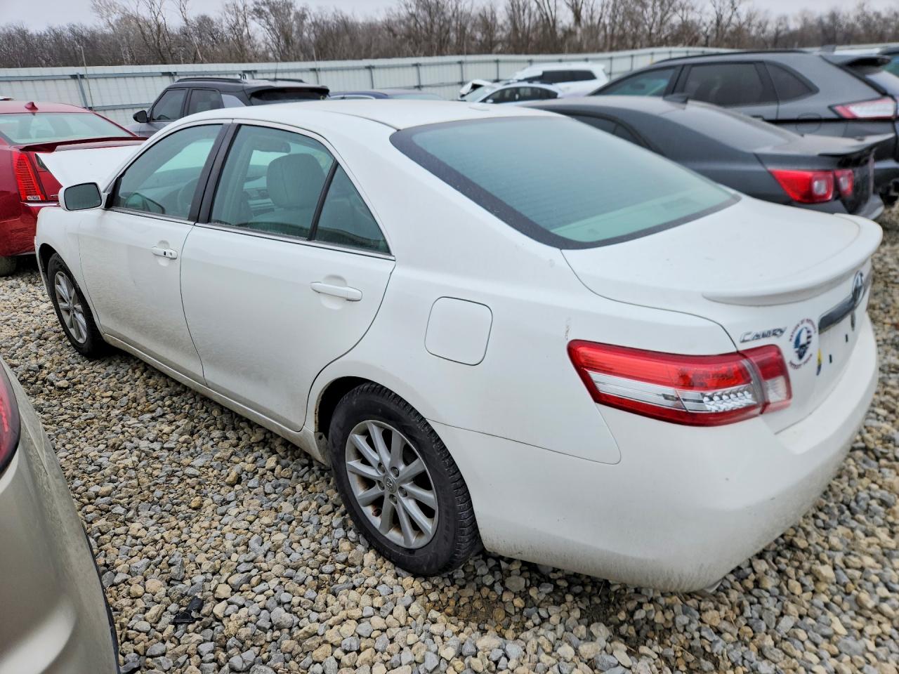 2010 TOYOTA CAMRY SE photo 3