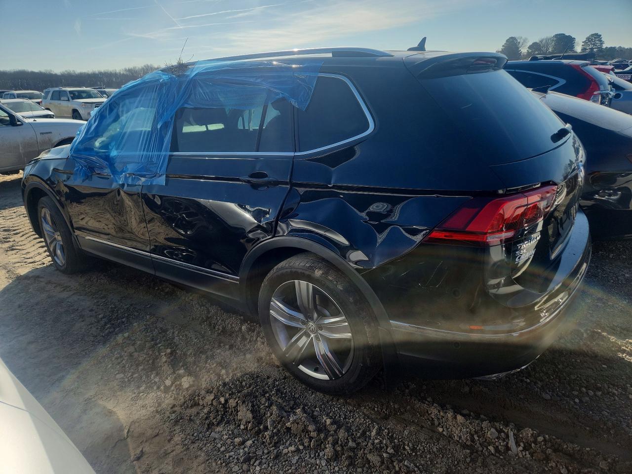 2021 VOLKSWAGEN TIGUAN SE photo 2