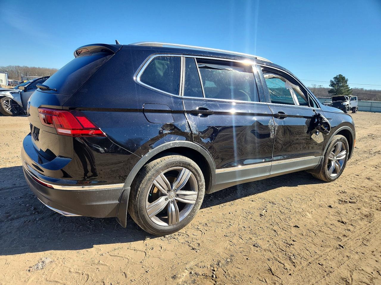 2021 VOLKSWAGEN TIGUAN SE photo 3