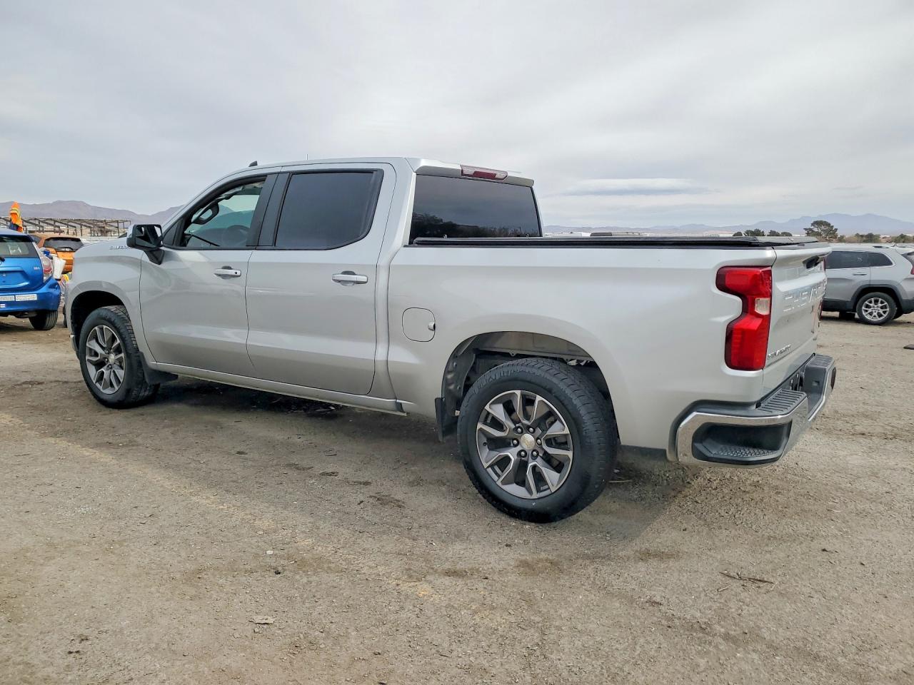 2020 CHEVROLET SILVERADO K1500 LT photo 2