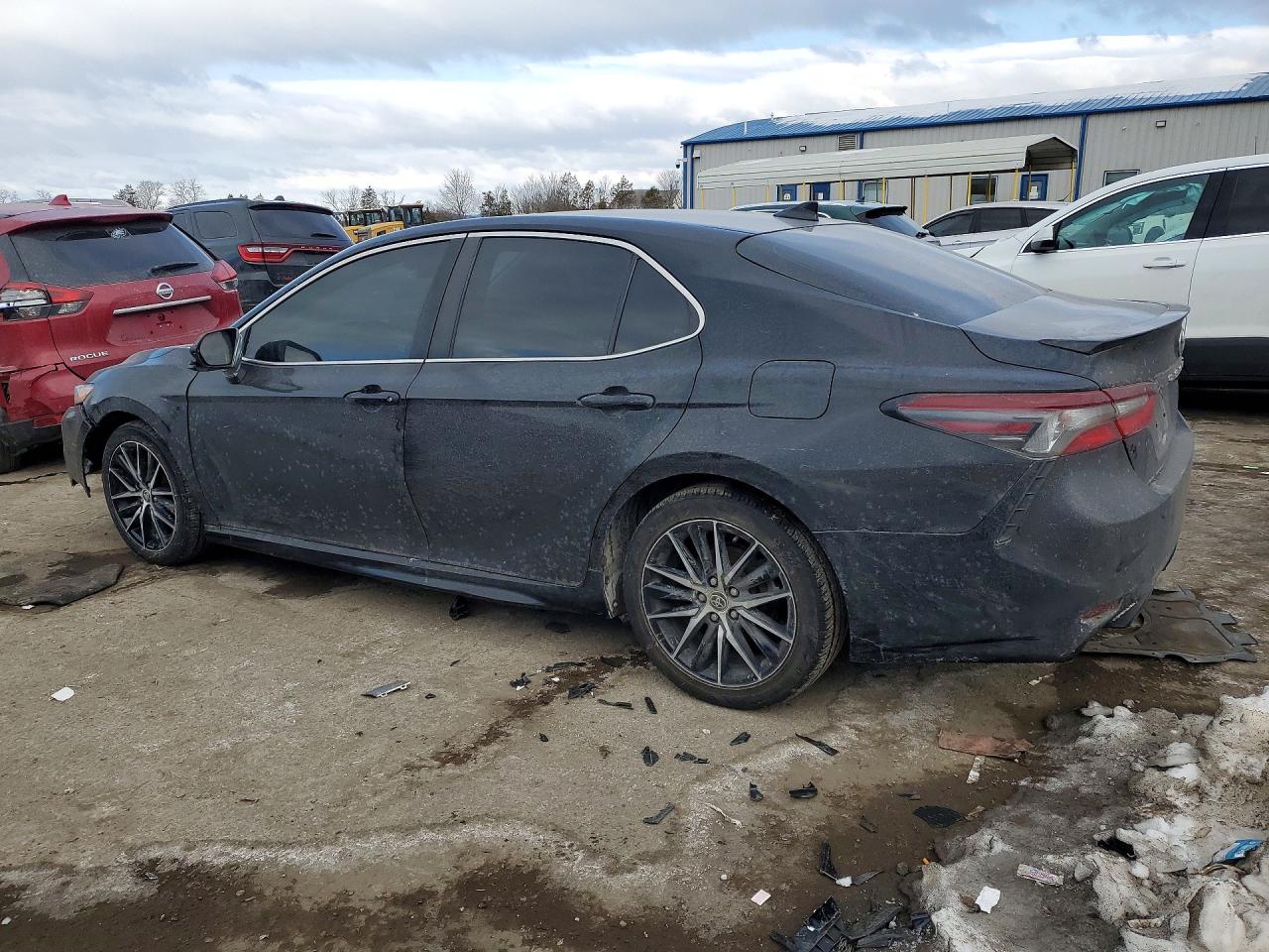 2021 TOYOTA CAMRY SE photo 3
