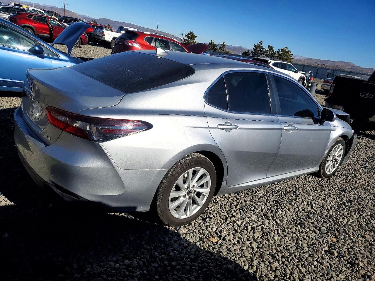 2022 TOYOTA CAMRY LE photo 3