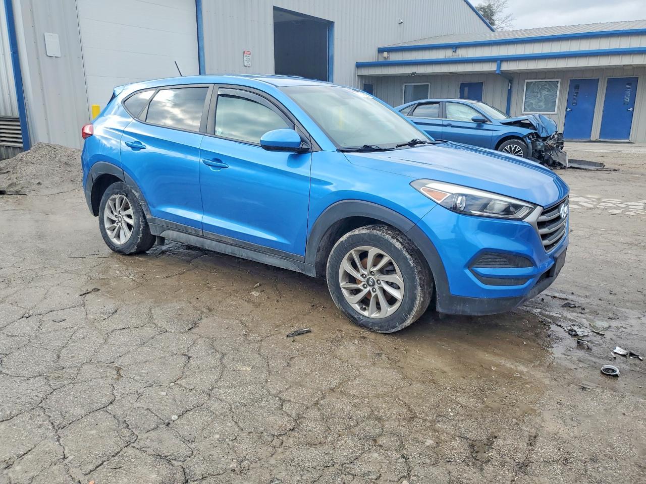 2017 HYUNDAI TUCSON SE photo 4