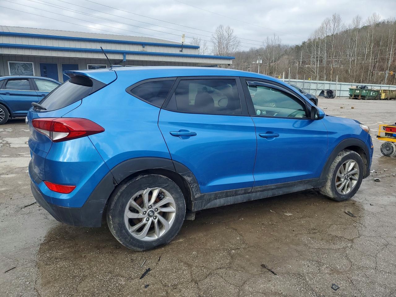 2017 HYUNDAI TUCSON SE photo 3