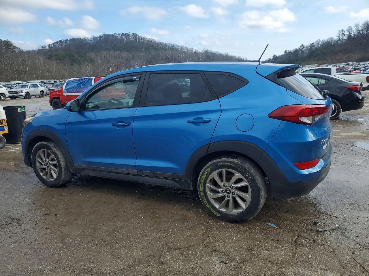 2017 HYUNDAI TUCSON SE photo 2