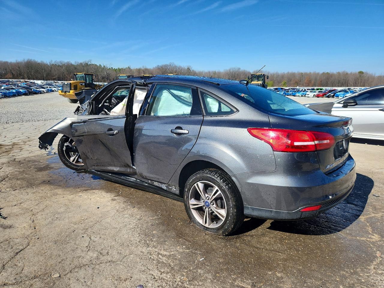 2018 FORD FOCUS SE photo 2