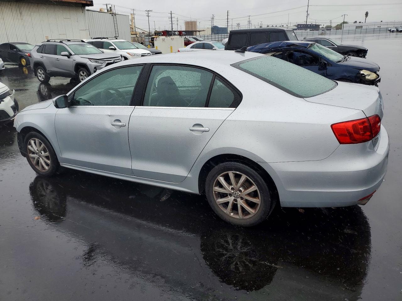 2013 VOLKSWAGEN JETTA SE photo 2
