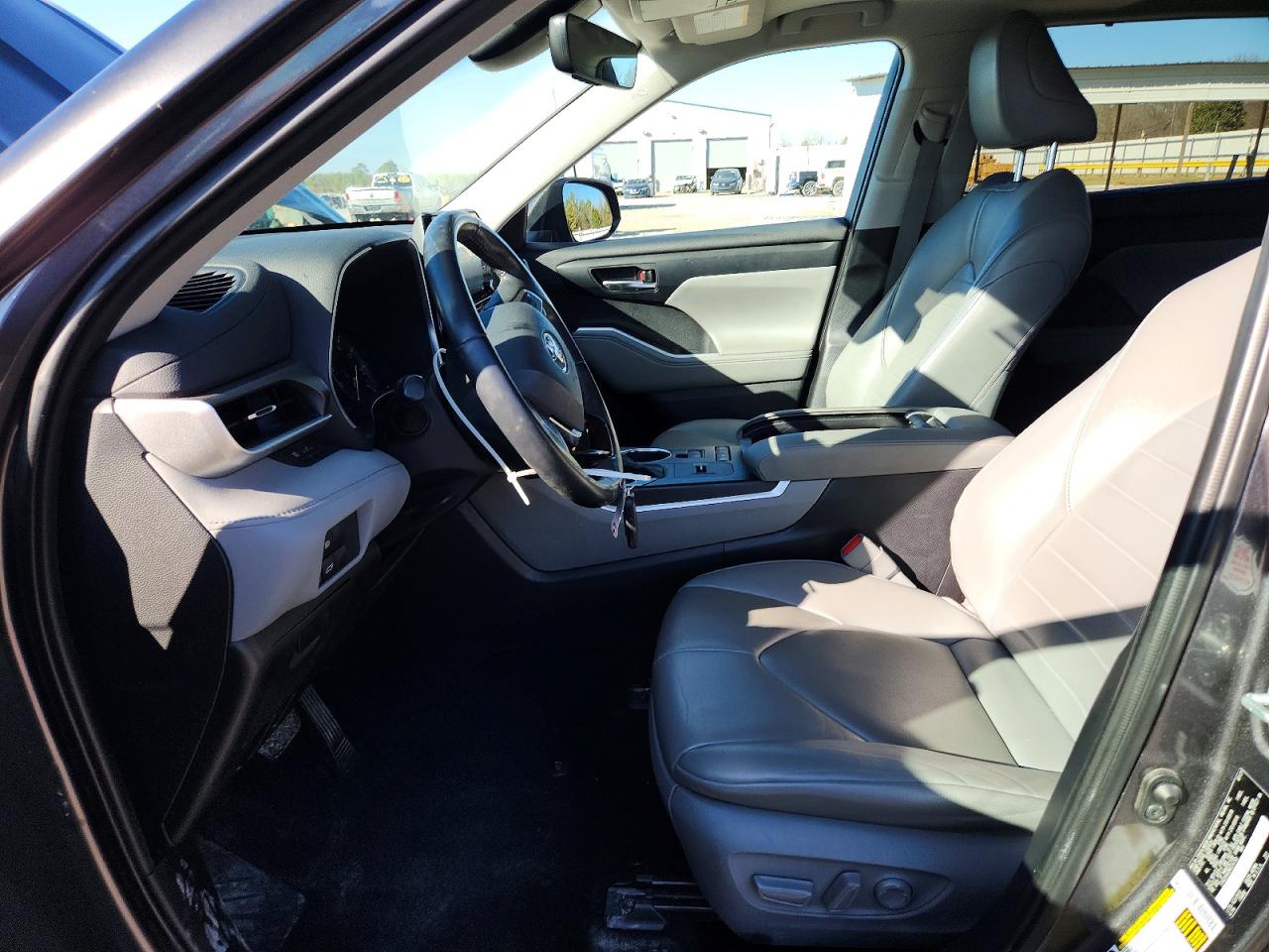 2021 TOYOTA HIGHLANDER XLE photo 19