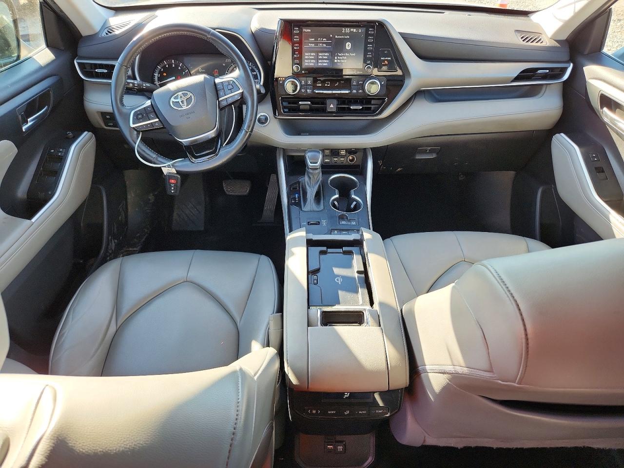 2021 TOYOTA HIGHLANDER XLE photo 22