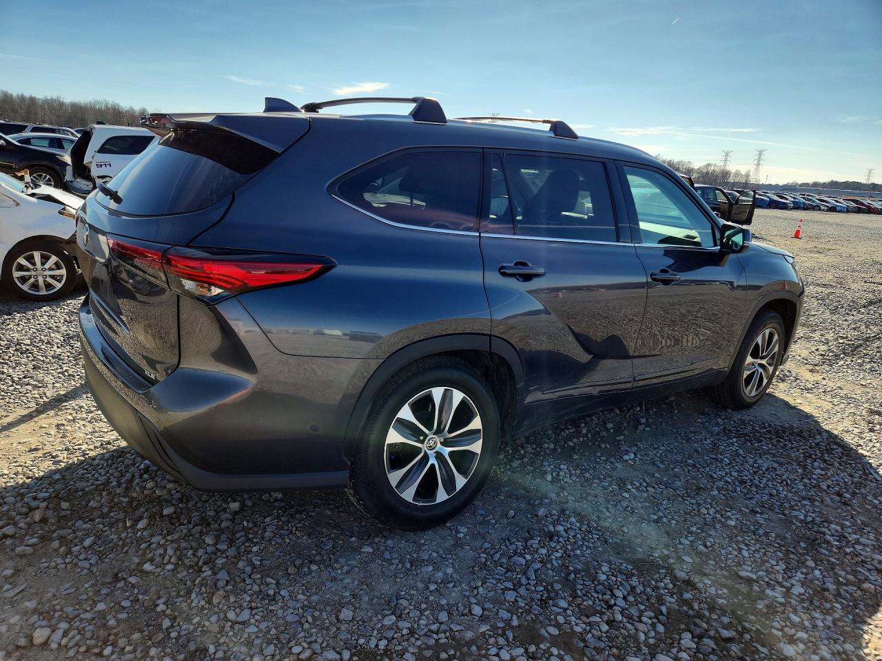 2021 TOYOTA HIGHLANDER XLE photo 7