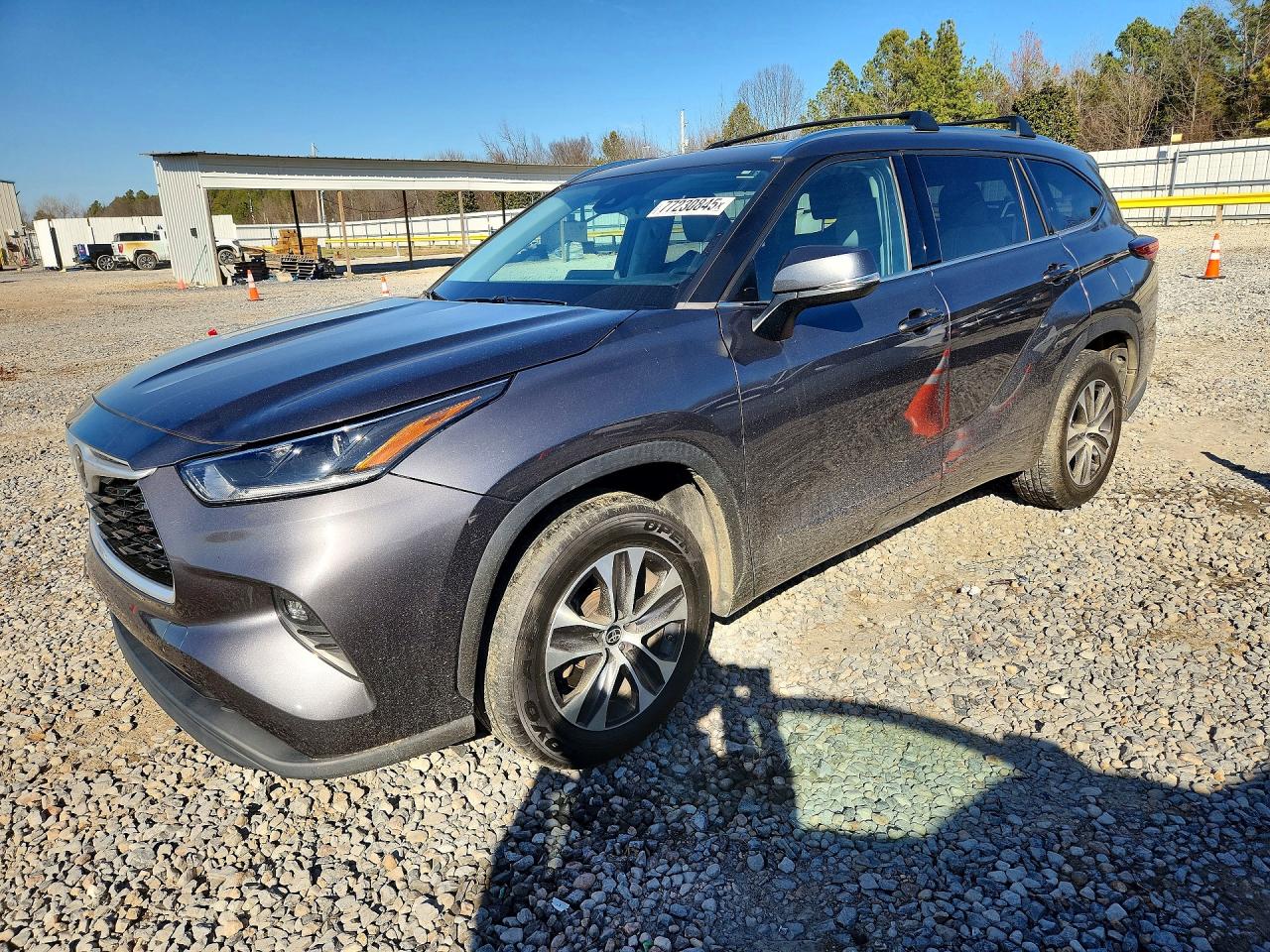 2021 TOYOTA HIGHLANDER XLE photo 2