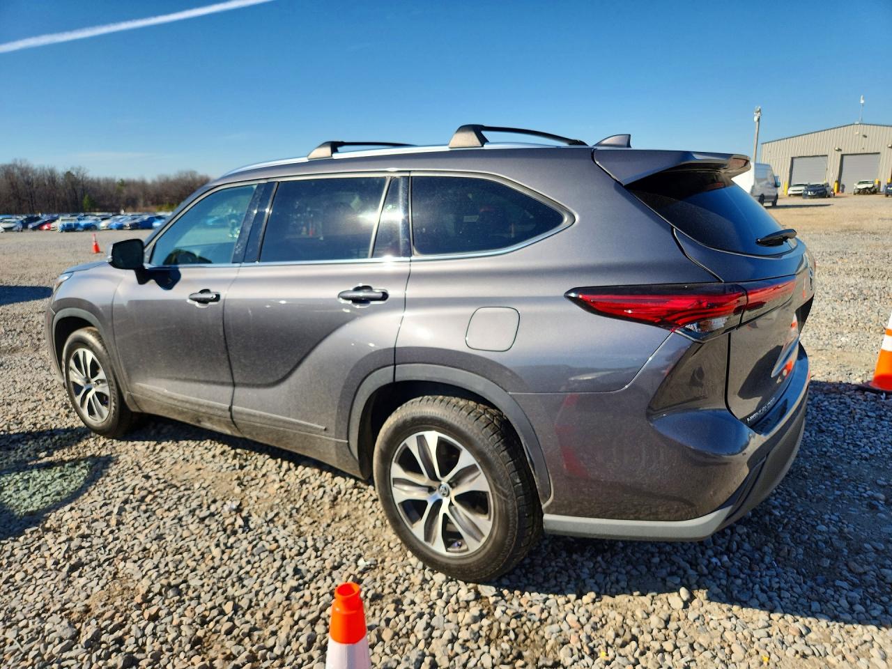 2021 TOYOTA HIGHLANDER XLE photo 4