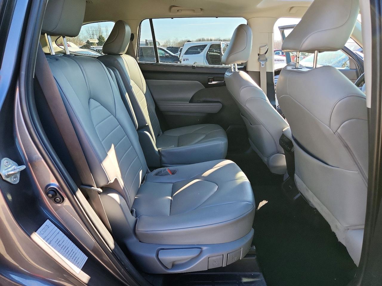 2021 TOYOTA HIGHLANDER XLE photo 31