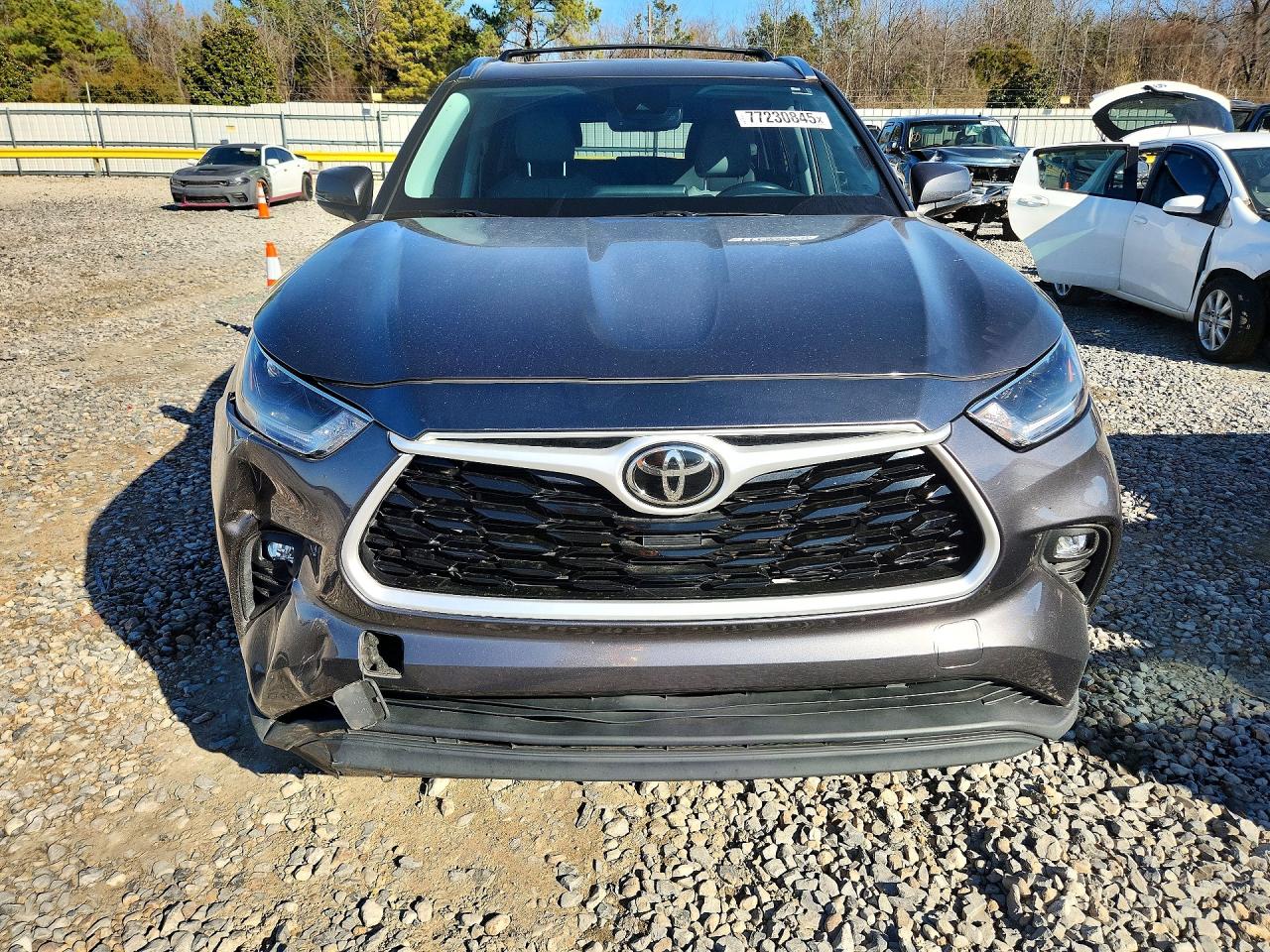 2021 TOYOTA HIGHLANDER XLE photo 13