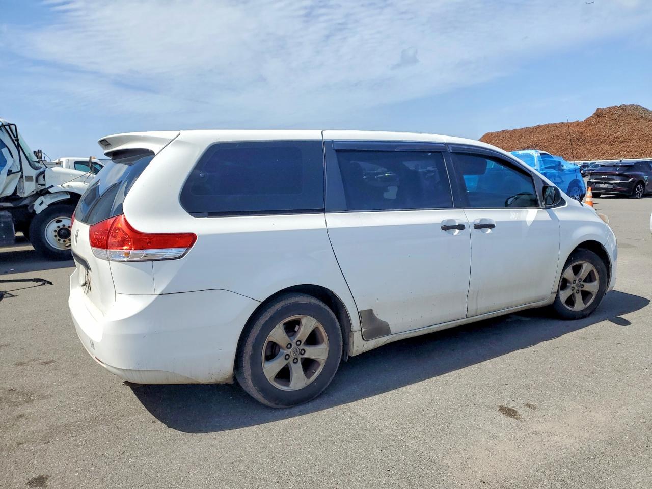 2014 TOYOTA SIENNA photo 5