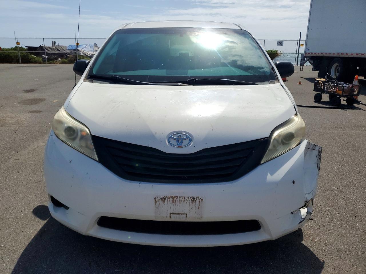 2014 TOYOTA SIENNA photo 9