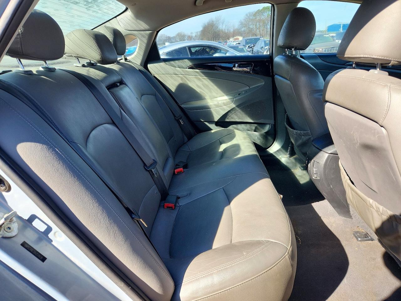 2011 HYUNDAI SONATA SE photo 19