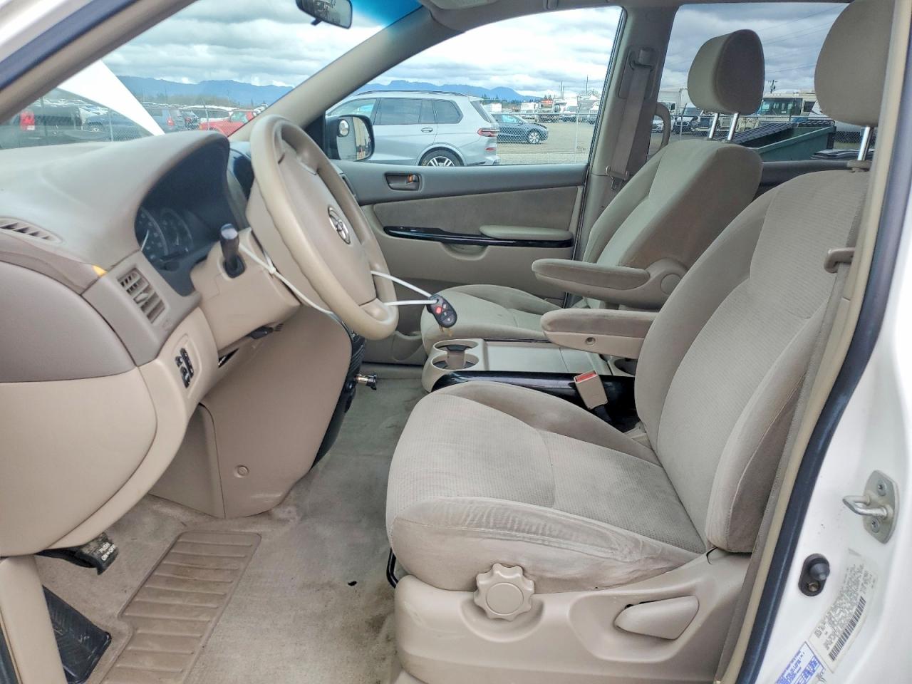 2004 TOYOTA SIENNA LE 7 PASSENGER photo 19