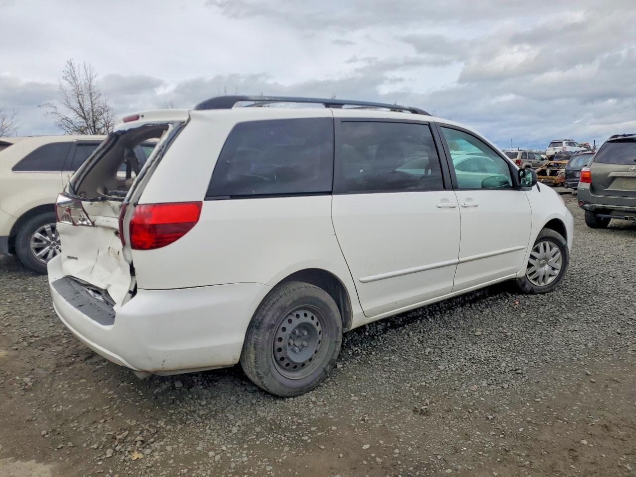 2004 TOYOTA SIENNA LE 7 PASSENGER photo 7