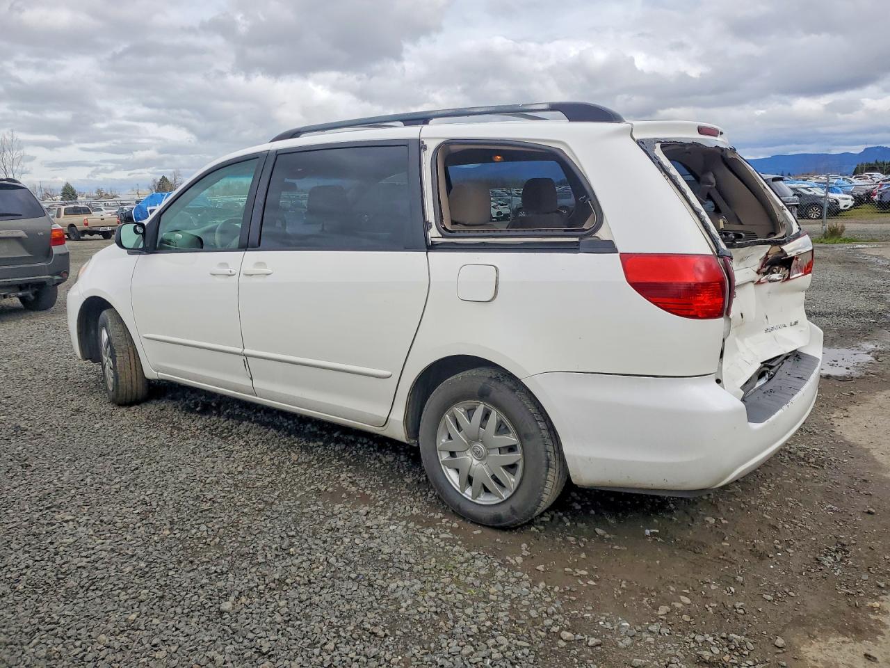 2004 TOYOTA SIENNA LE 7 PASSENGER photo 4