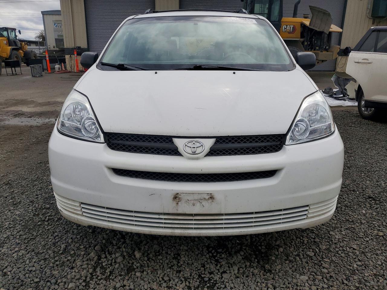 2004 TOYOTA SIENNA LE 7 PASSENGER photo 13