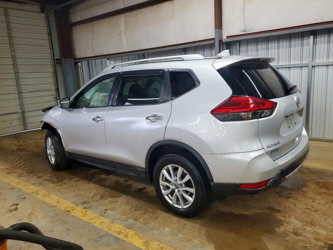 2017 NISSAN ROGUE SV photo 2