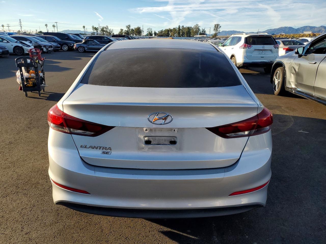 2018 HYUNDAI ELANTRA SE photo 6