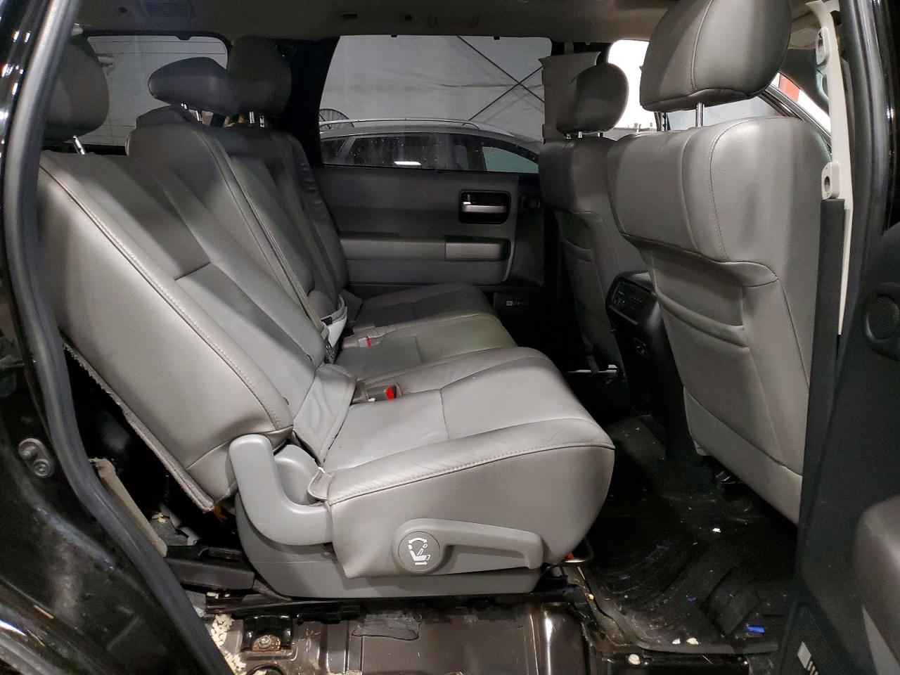 2015 TOYOTA SEQUOIA LIMITED photo 31