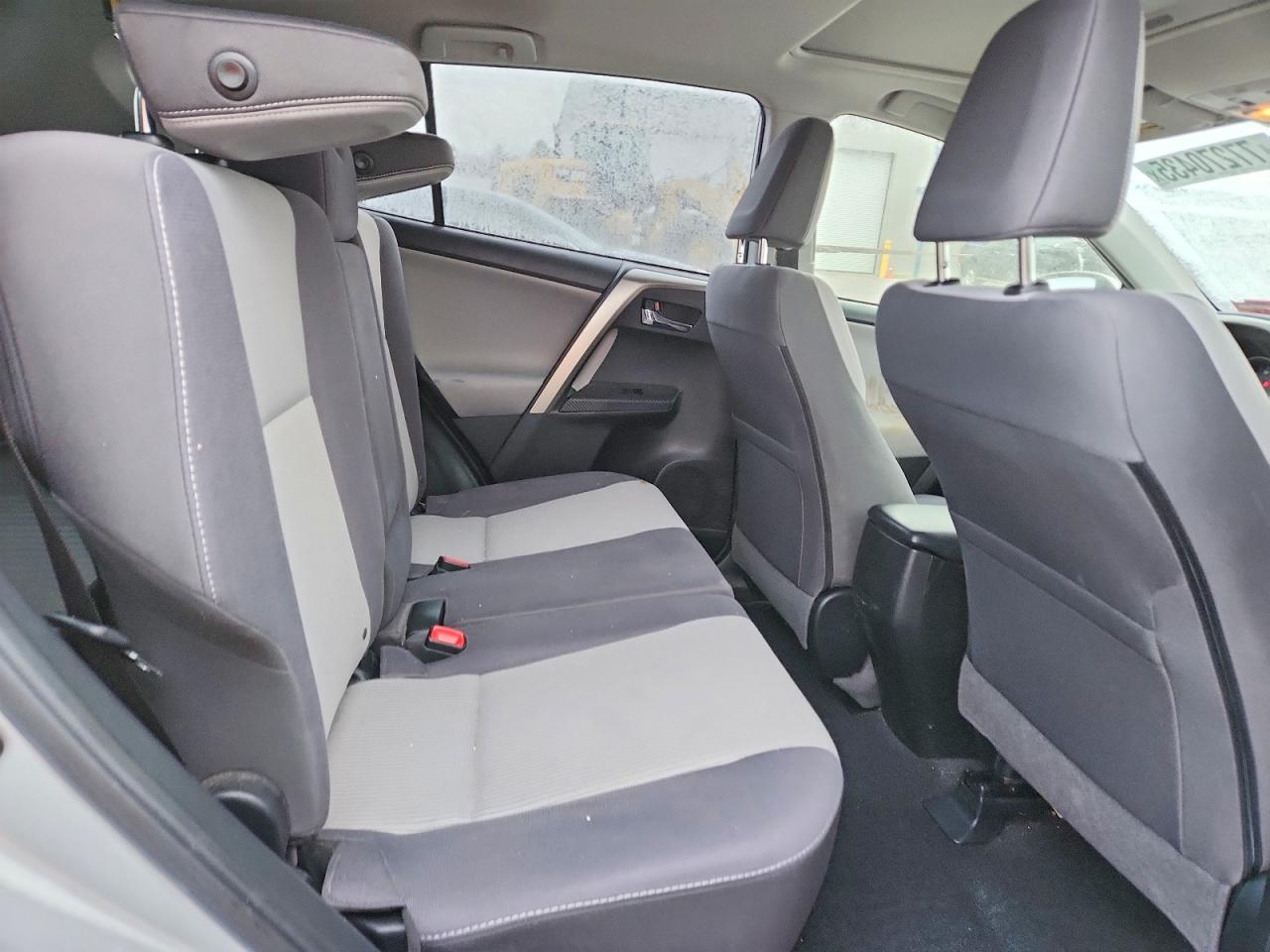 2015 TOYOTA RAV4 XLE photo 11