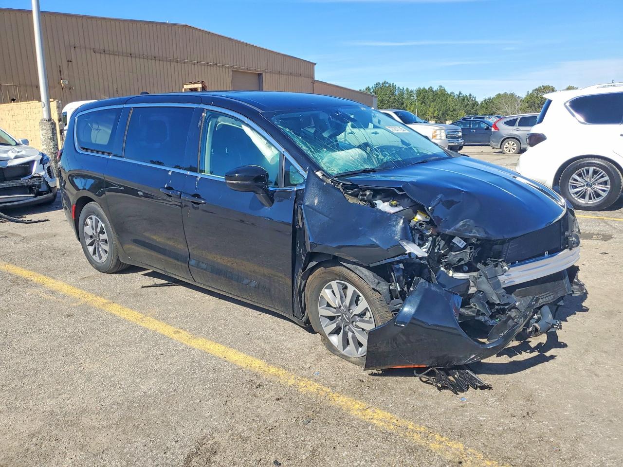 2024 CHRYSLER PACIFICA HYBRID SELECT photo 4