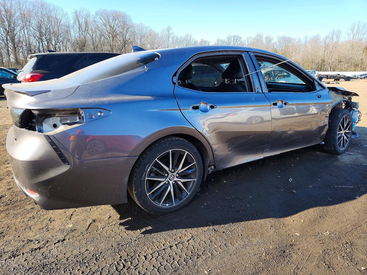 2022 TOYOTA CAMRY SE photo 3