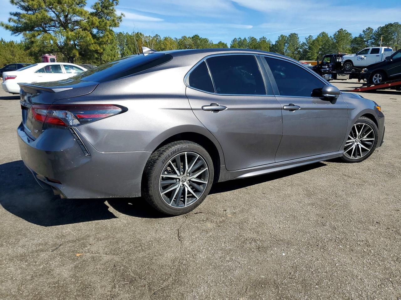 2022 TOYOTA CAMRY SE photo 3