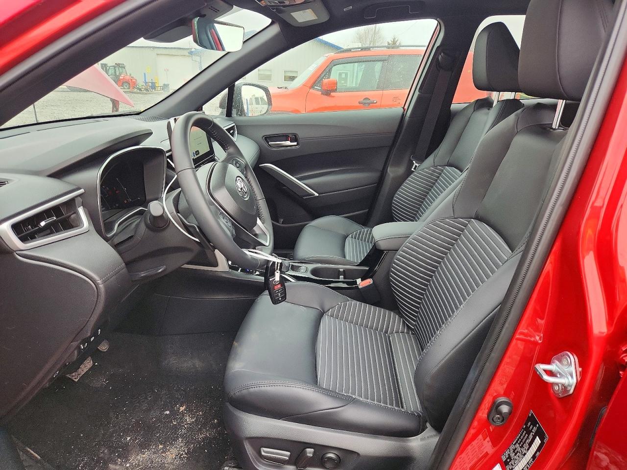 2025 TOYOTA COROLLA CROSS SE photo 7