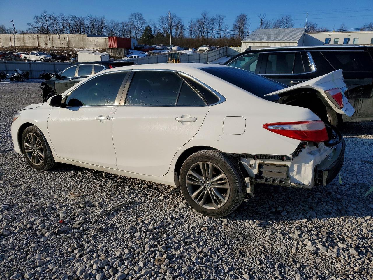 2017 TOYOTA CAMRY LE photo 2