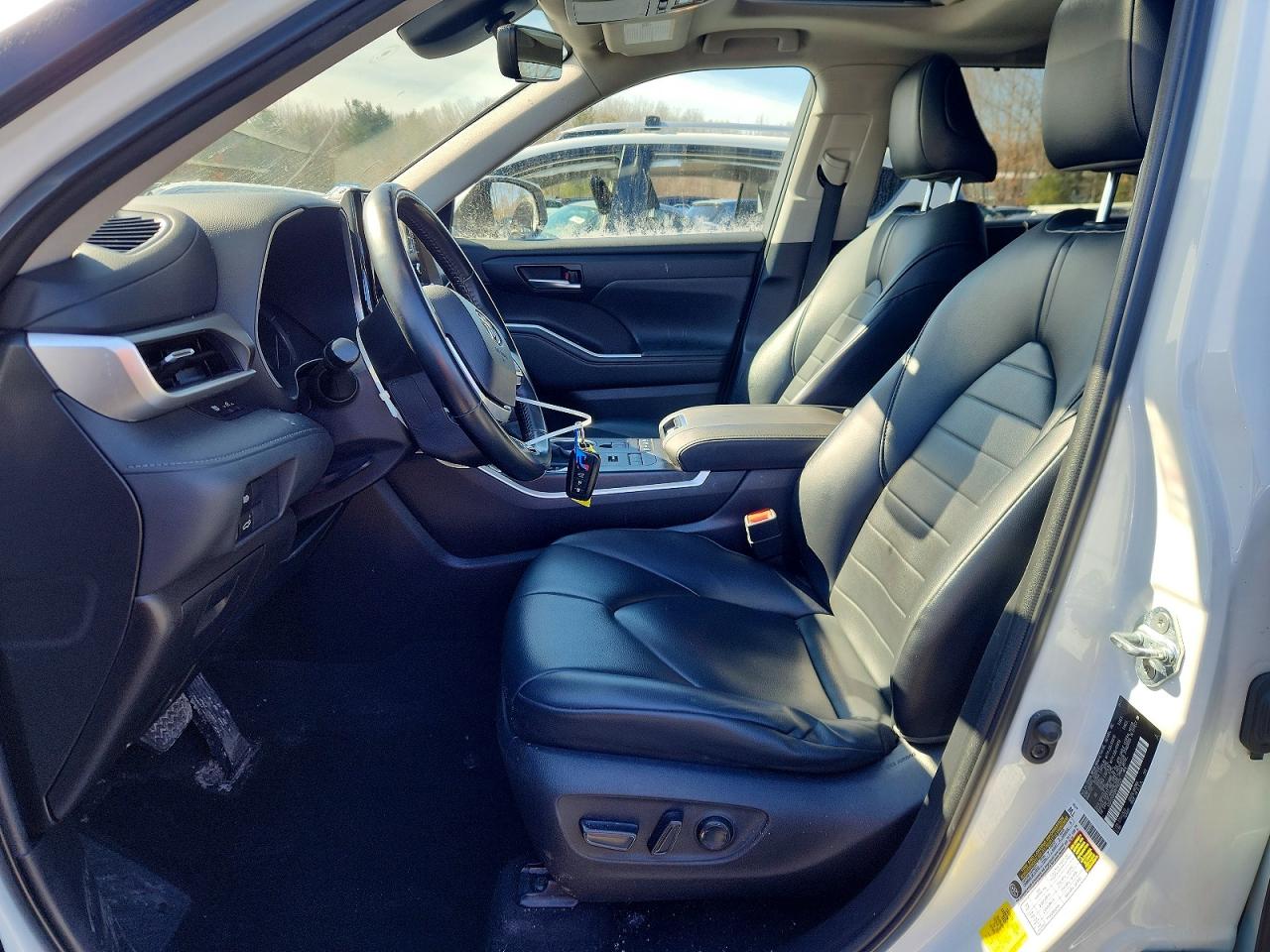 2021 TOYOTA HIGHLANDER XLE photo 7