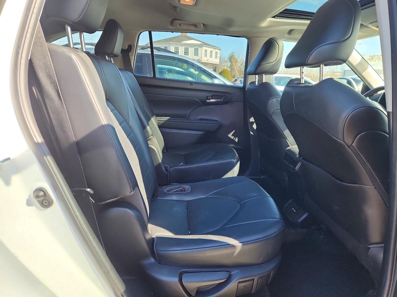 2021 TOYOTA HIGHLANDER XLE photo 11