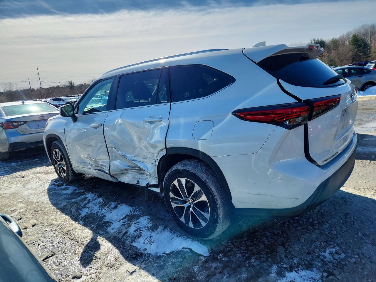 2021 TOYOTA HIGHLANDER XLE photo 2