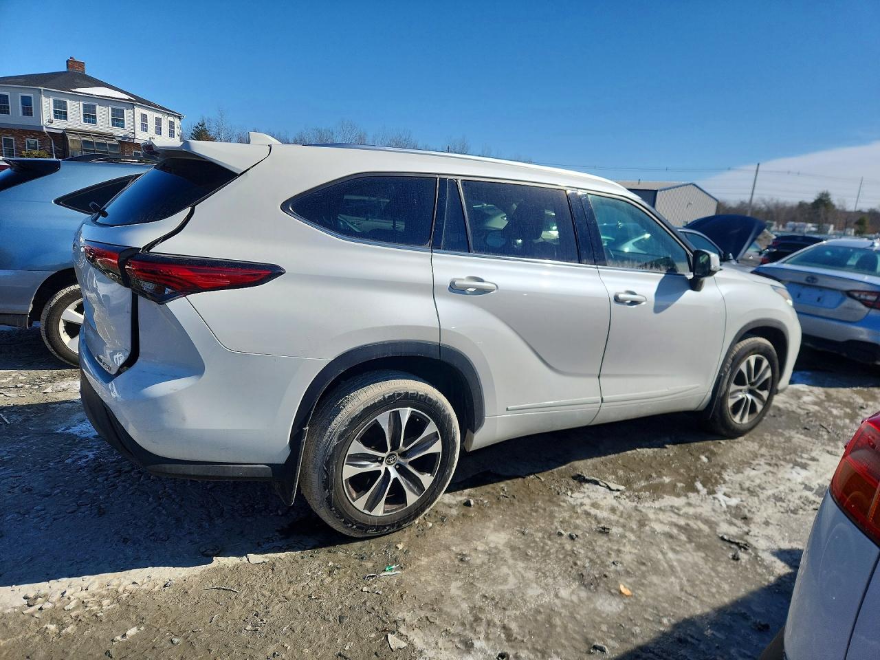 2021 TOYOTA HIGHLANDER XLE photo 3