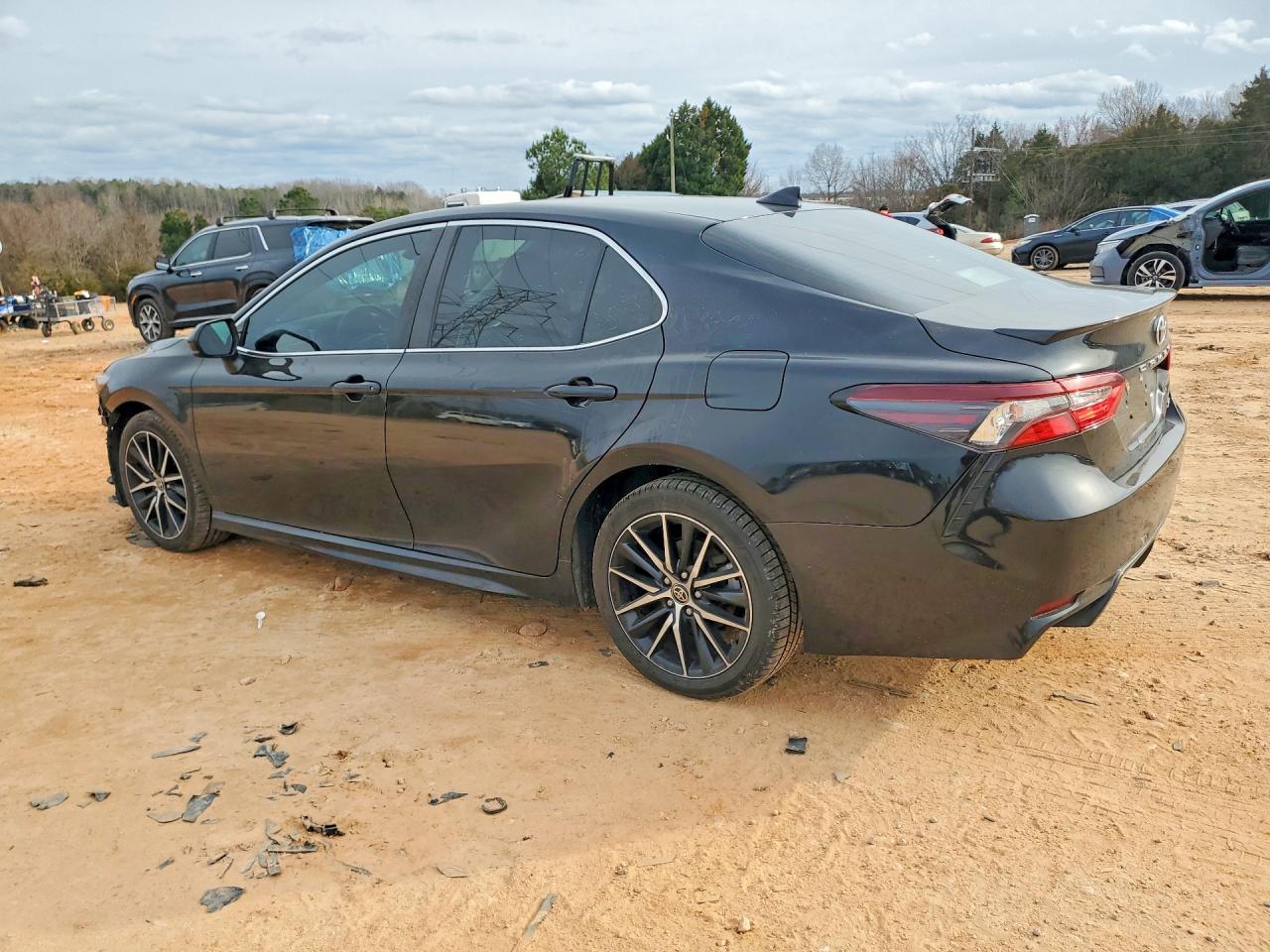 2021 TOYOTA CAMRY SE photo 3