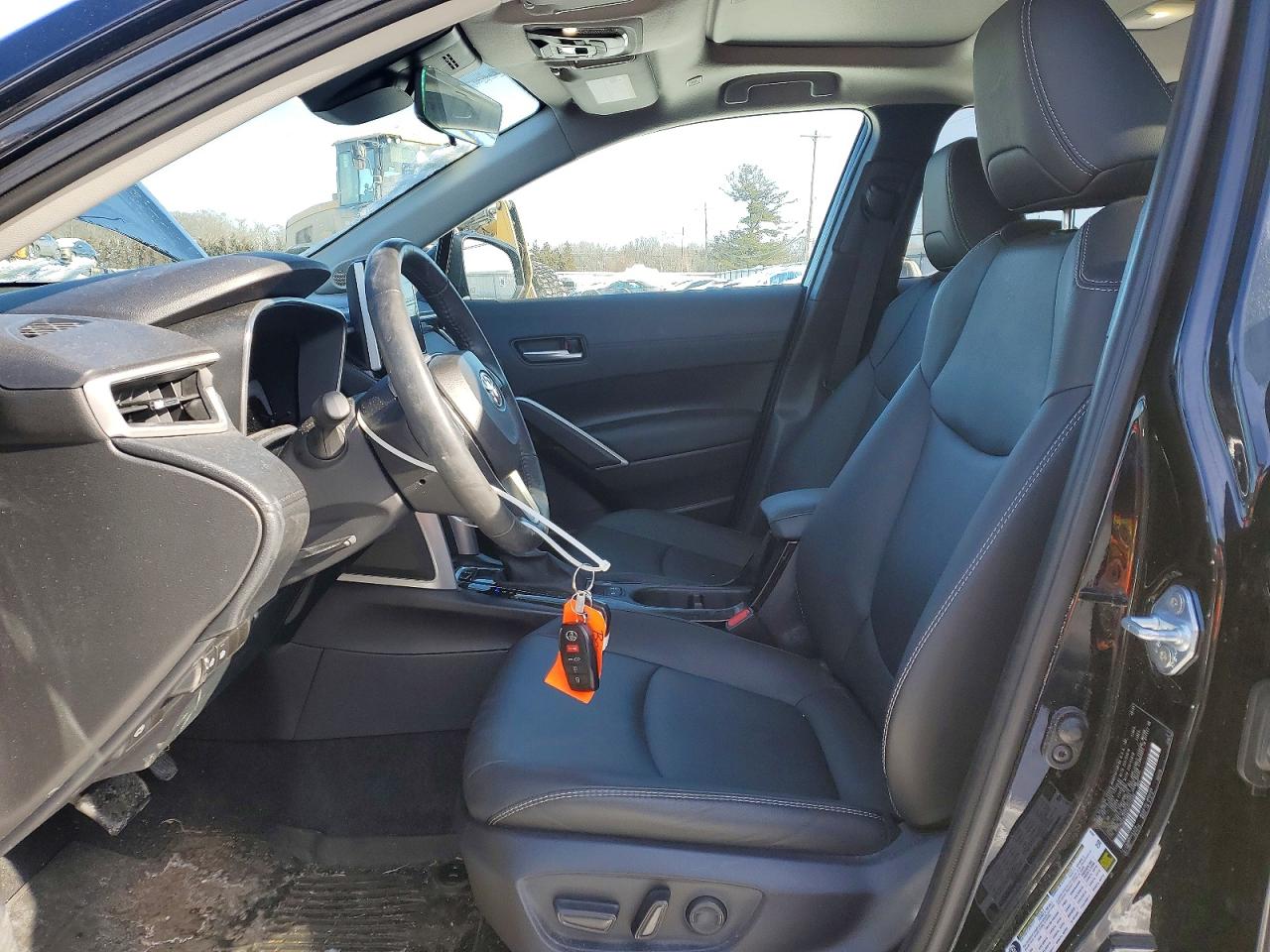 2024 TOYOTA COROLLA CROSS XLE photo 13