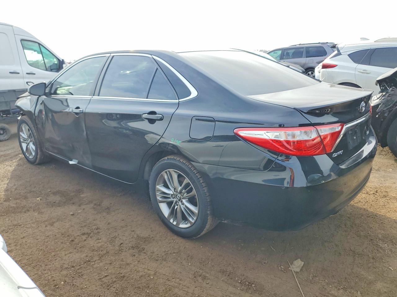 2016 TOYOTA CAMRY SE photo 2