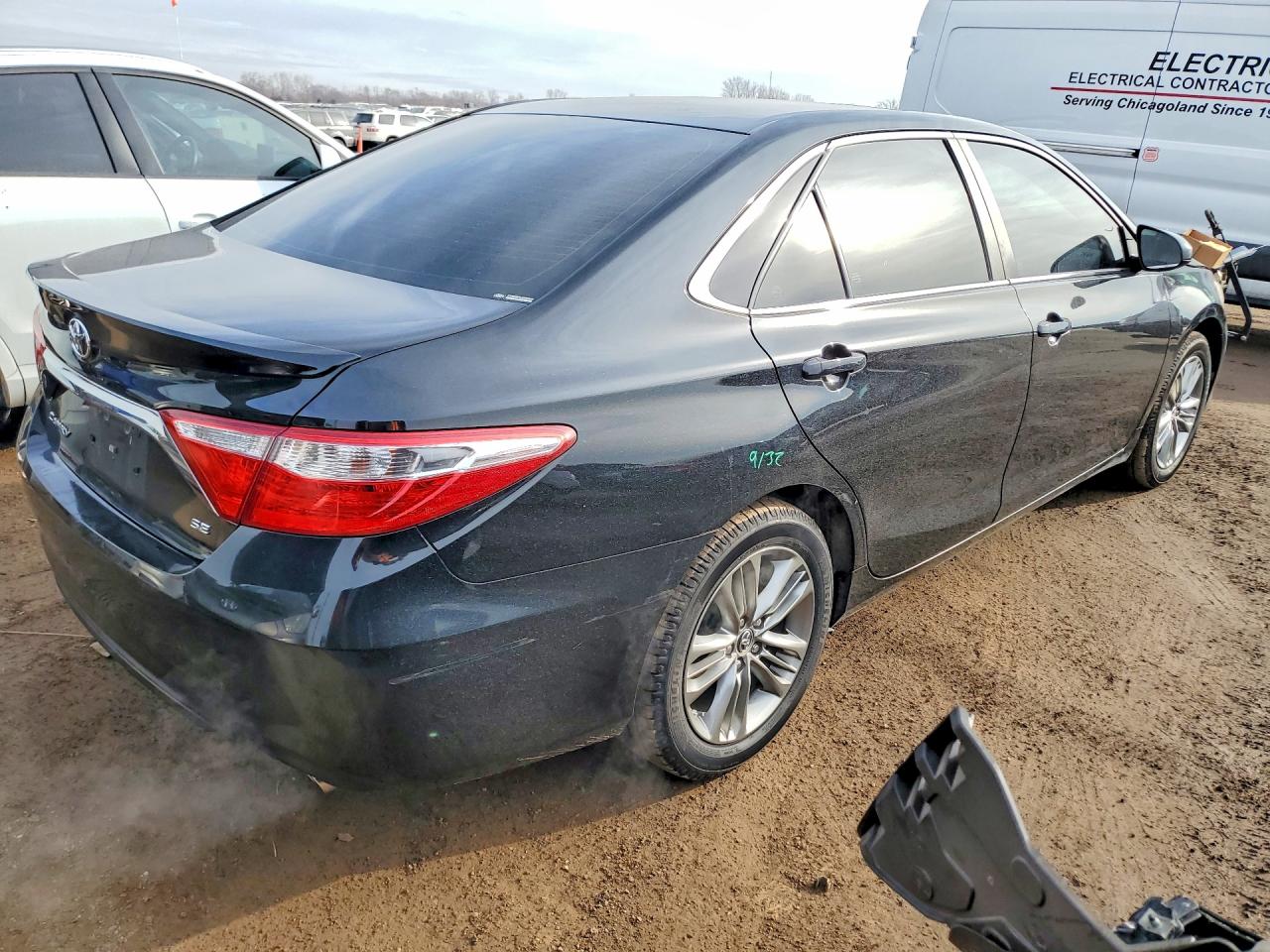 2016 TOYOTA CAMRY SE photo 3