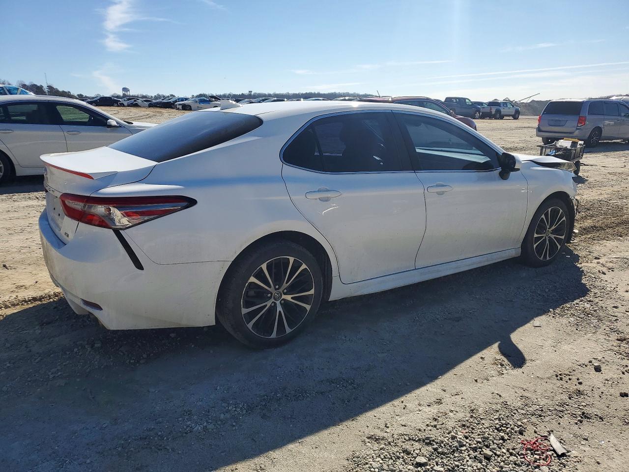 2019 TOYOTA CAMRY L photo 3